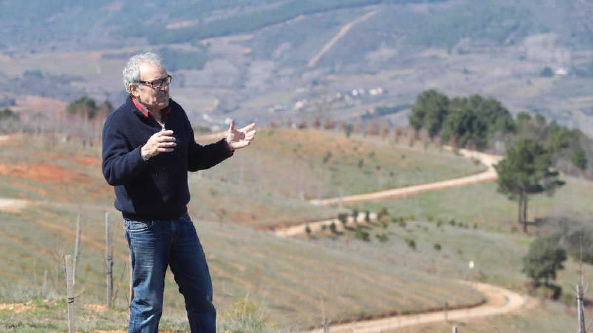 José Luis Prada, ayer con el fondo de las ocho hectáreas de bosque plantado de robles, encinos y otras 44 especies para disfrute de todos. L. DE LA MATA