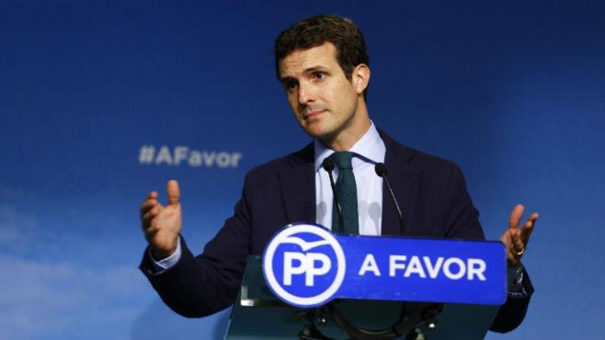 Pablo Casado compara el trabajo de las camareras de hotel con el de un médico.