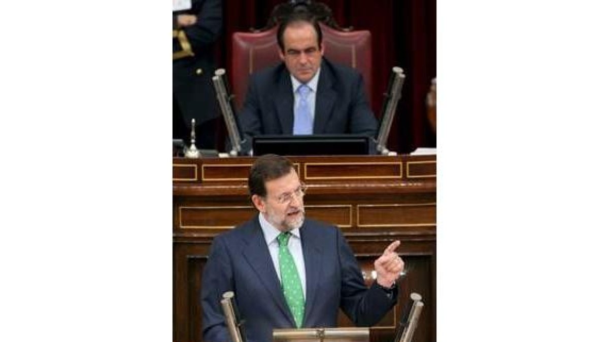 Mariano Rajoy, durante su intervención, observado por José Bono