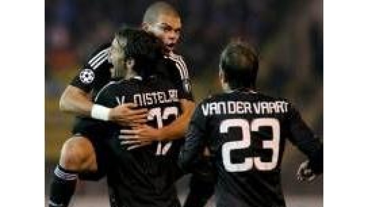 Pepe y Van der Vaart felicitan a Van Nistelrooy tras su gol