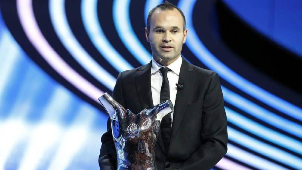 Iniesta posa con el trofeo de mejor jugador del año.