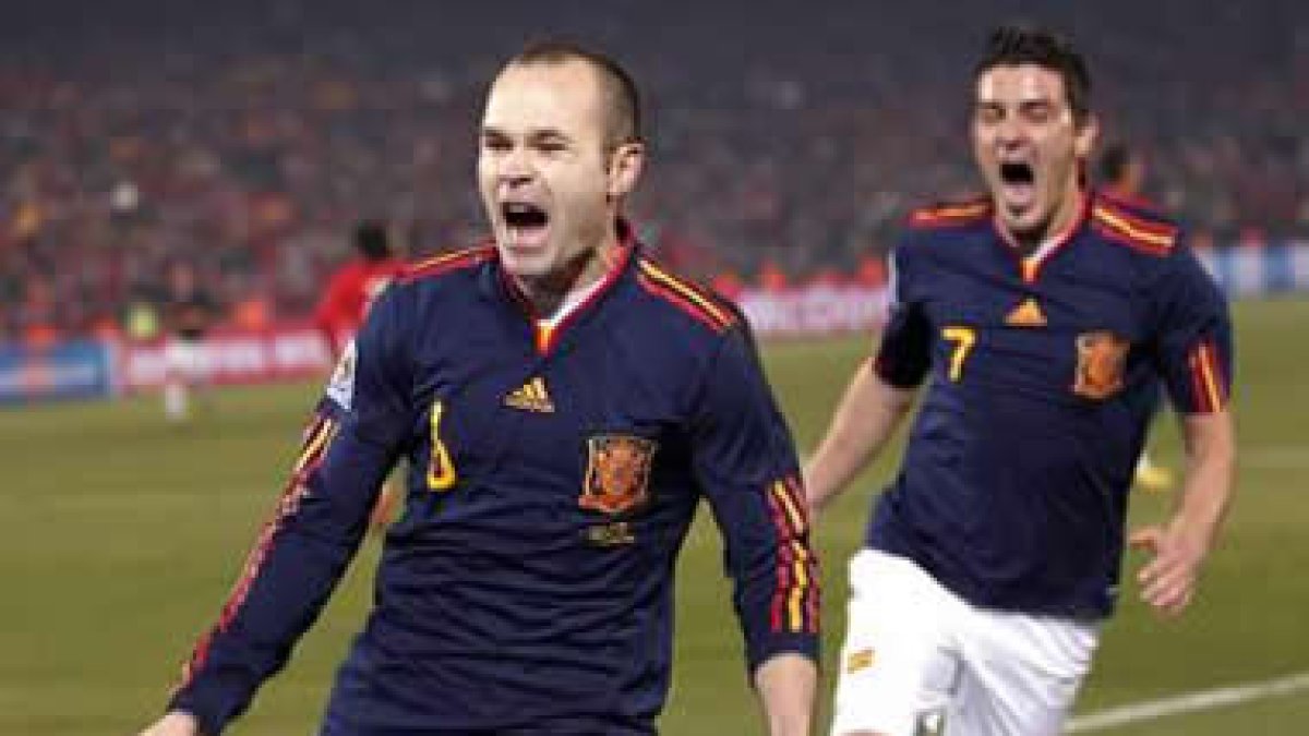 Andrés Iniesta celebra un gol de la selección seguido de su compañero David Villa.