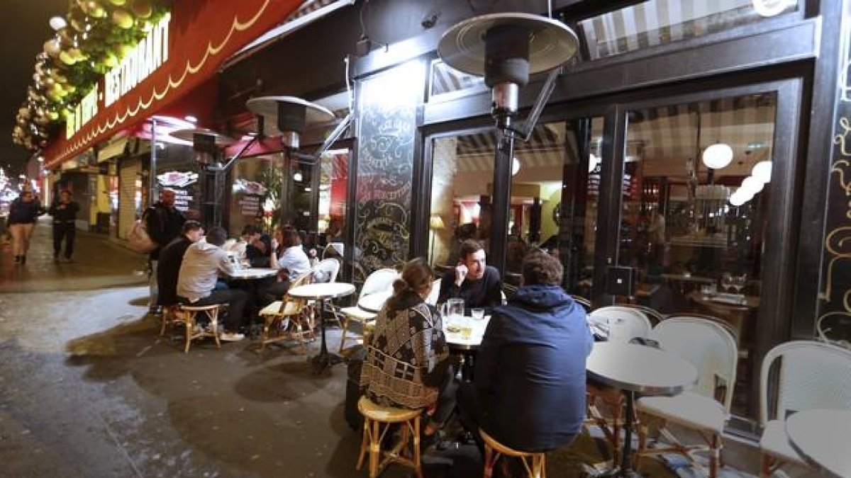 Franceses en la terraza de un restaurante, cerca de la plaza de la República, en París, el jueves.