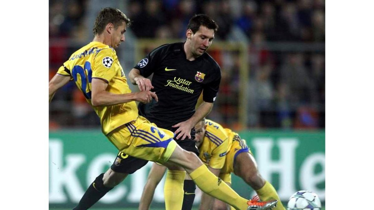 Lionel Messi lucha por el balón con Edgar Olekhnovich del Bate Borisov durante el partido