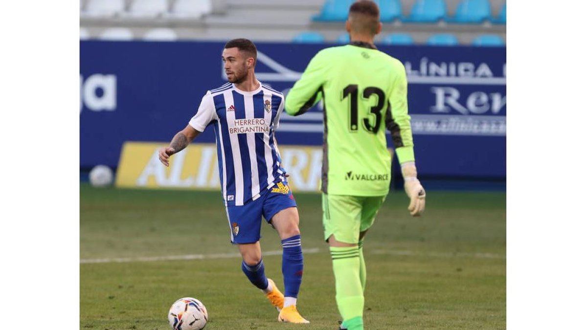 Manu Hernando de la SD Ponferradina durante el partido amistoso de pretemporada. LUIS DE LA MATA