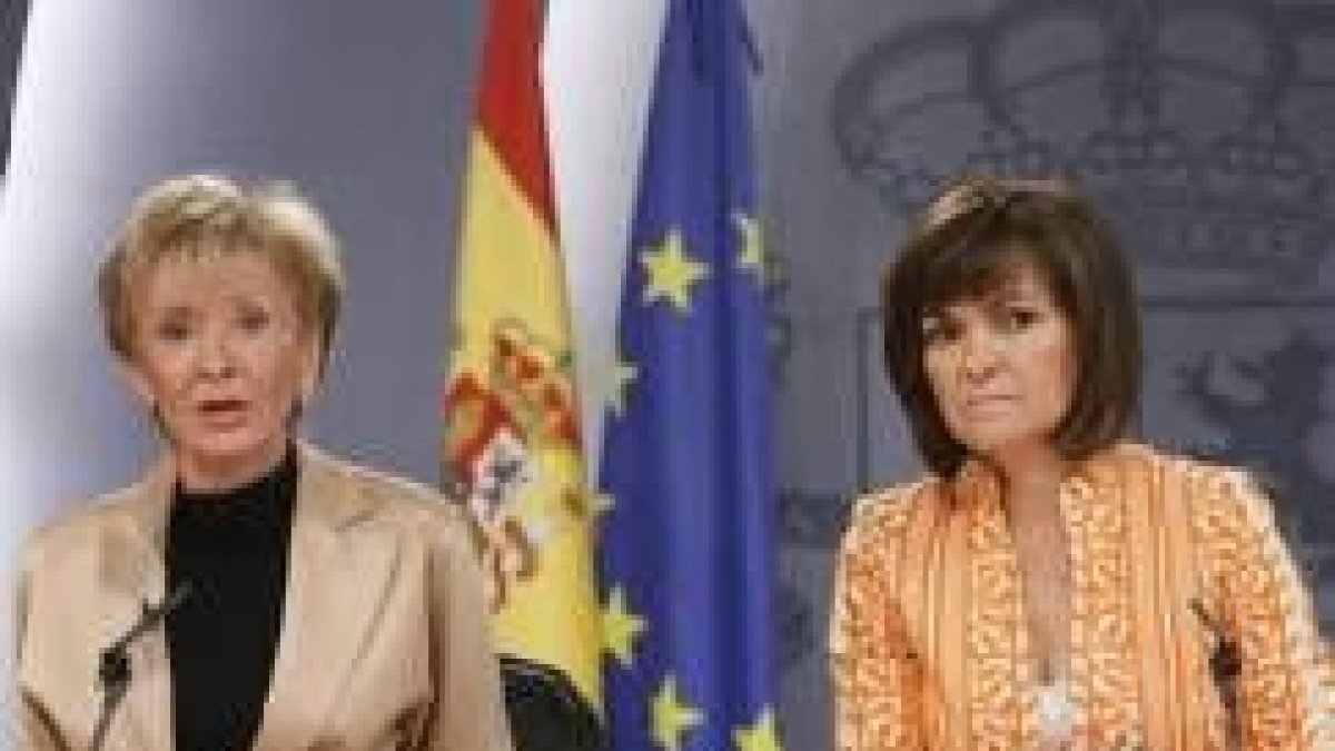 Fernández de la Vega y Carmen Calvo, ayer a la finalización del Consejo de Ministros