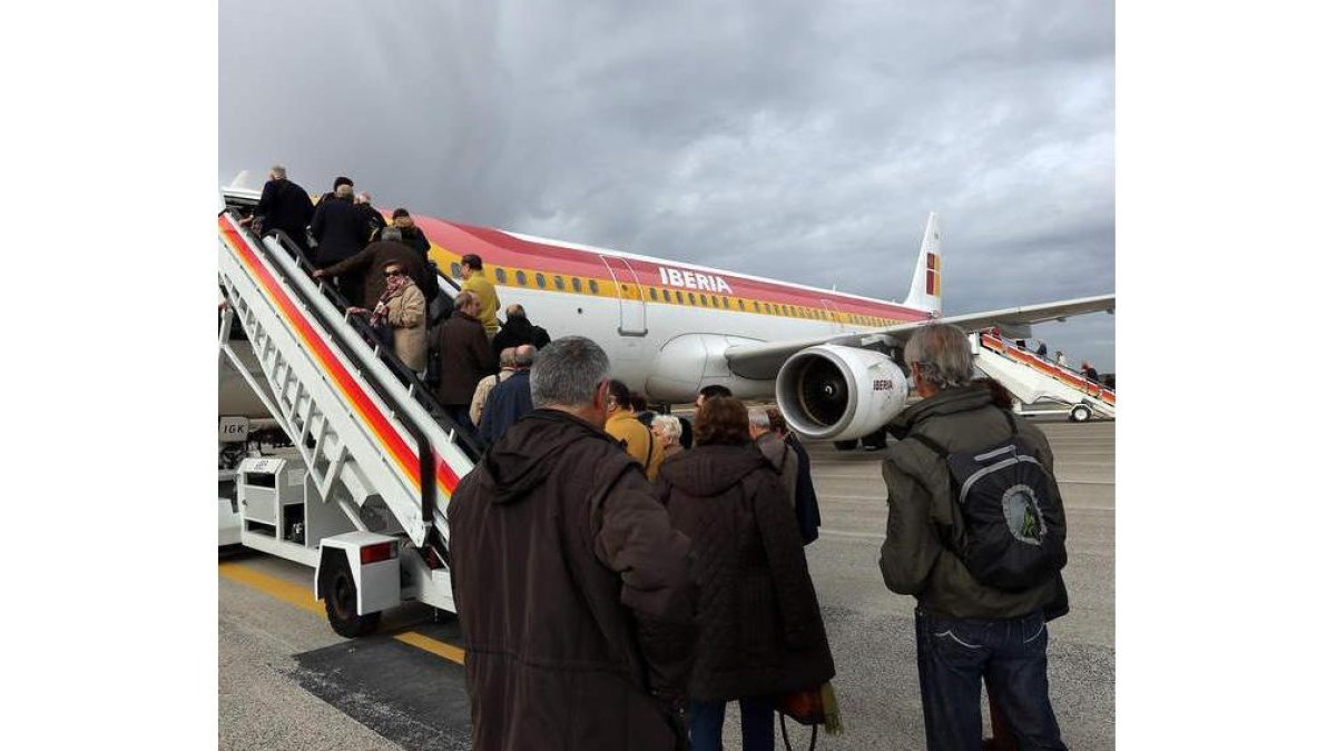 Pasajeros acceden a un avión en el aeropuerto de La Virgen del Camino. MARCIANO PÉREZ
