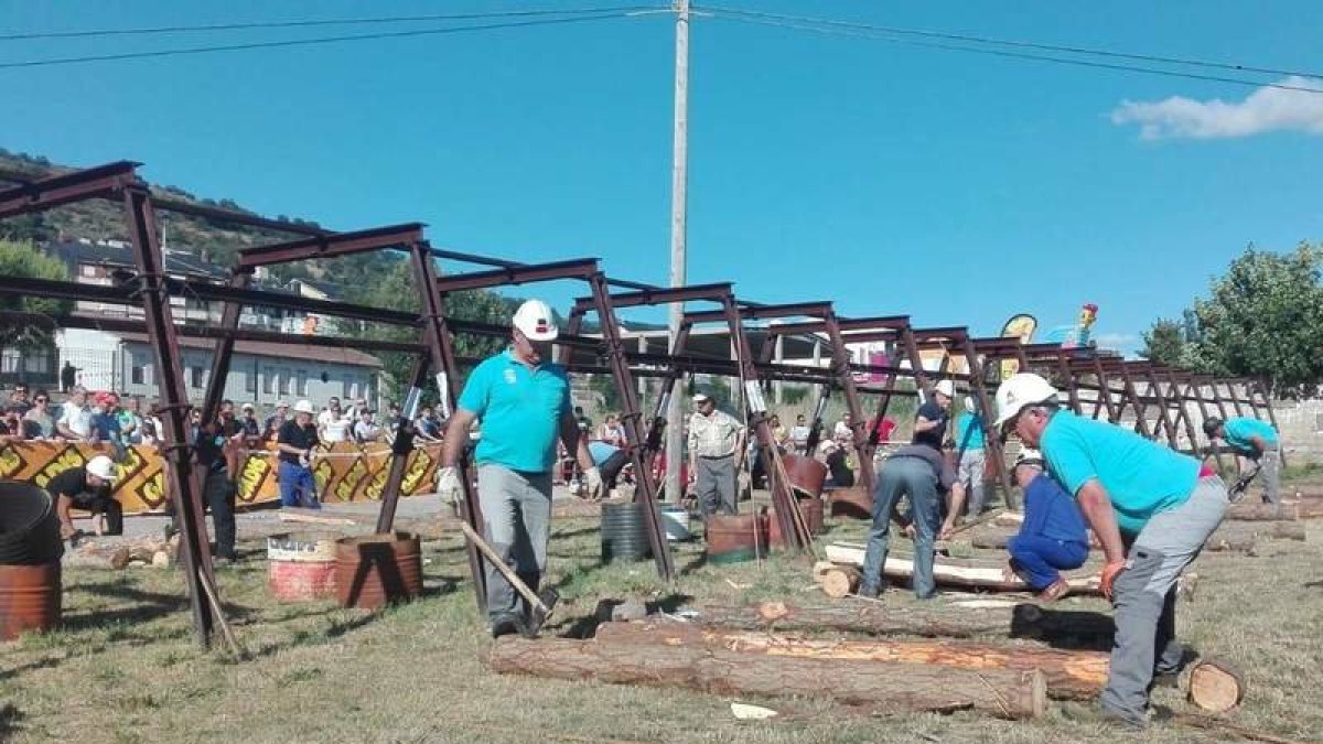 Los mineros realizan las tareas de entibación. ARAUJO