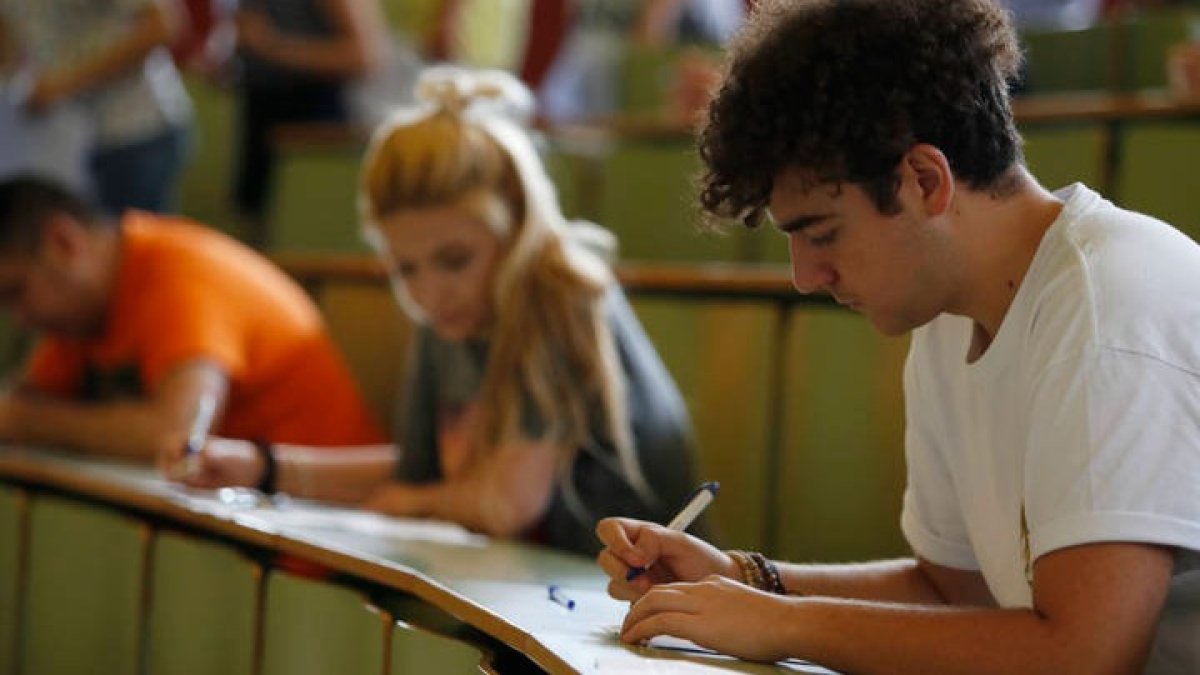 Un alumno realiza la prueba de acceso a la Universidad (Ebau) en el campus de León.  JESÚS F. SALVADORES