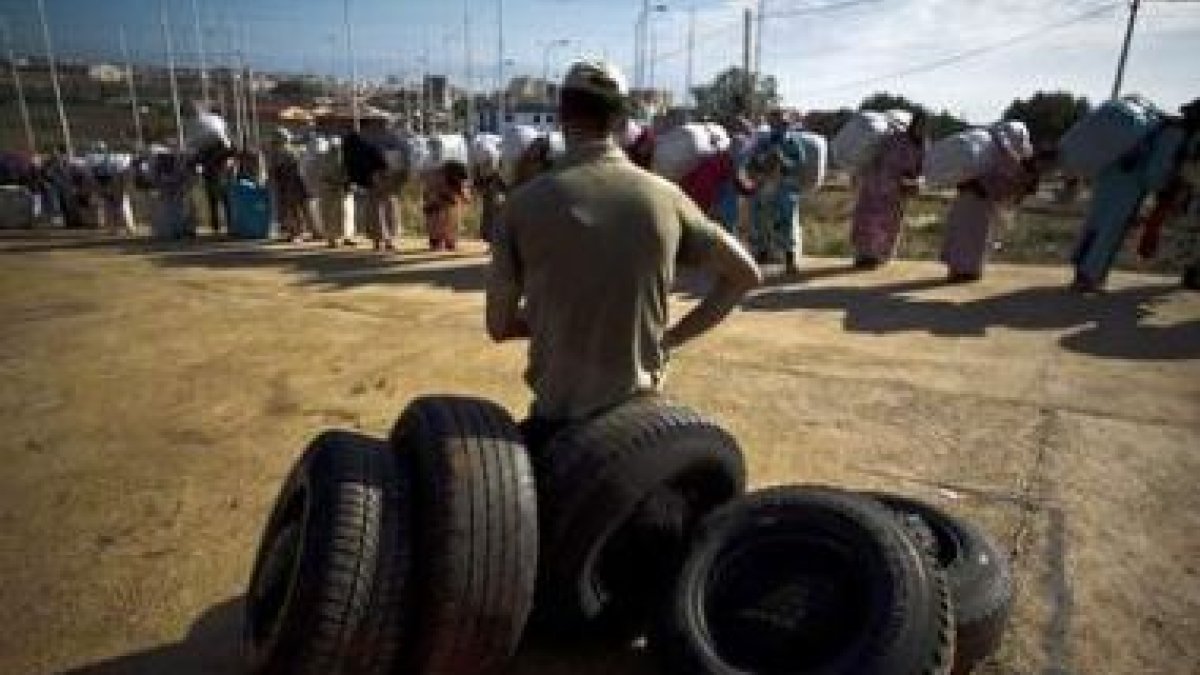 Un hombre observa la cola de mujeres porteadoras que esperan para entrar a Marruecos.