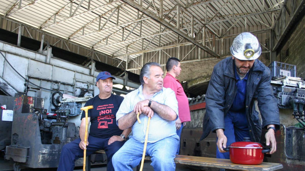 Juan Pedro Araújo y José Nevado, observan como llevan el rancho a los encerrados.