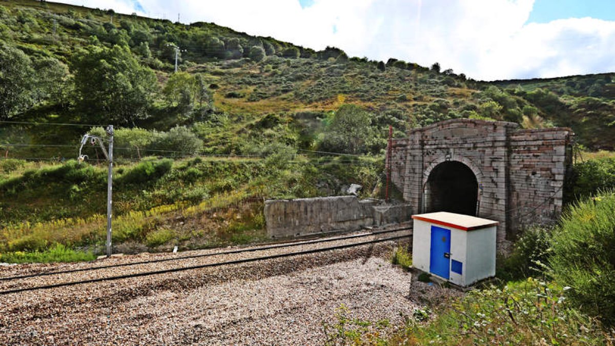 Túnel de la Perruca, referente de la gran obra ferroviaria y secular de la Rampa. RAMIRO