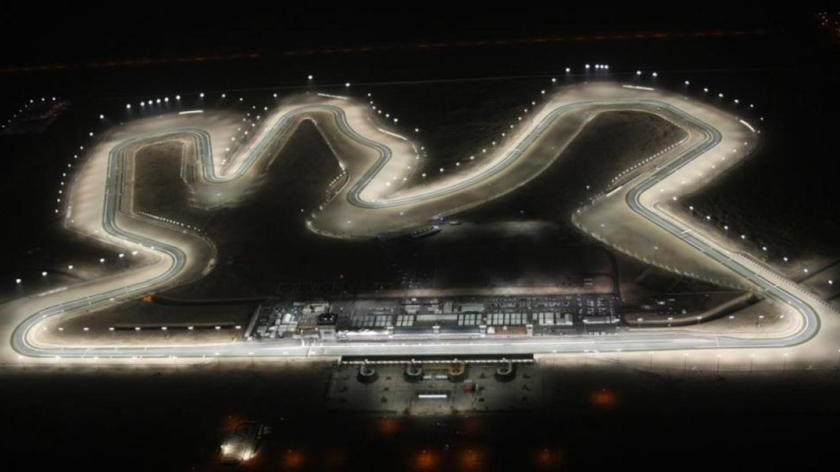 El precioso circuito de Losail, en Doha (Catar), acogerá mañana por la noche el estreno del Mundial de motociclismo.