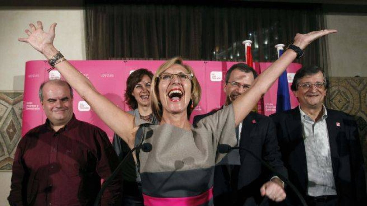 La candidata de Unión Progreso y Democracia a la Presidencia del Gobierno, Rosa Díez, celebra los resultados electorales durante su comparecencia ante los medios para valorar los comicios, esta noche en Madrid.