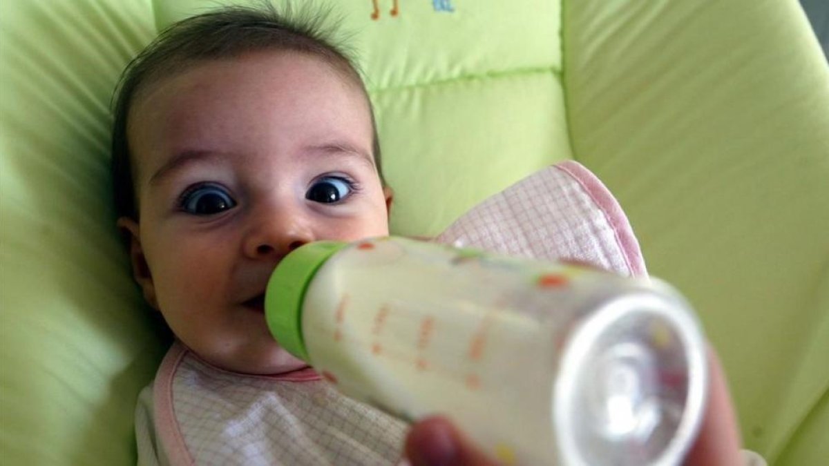 Un bebé toma el biberón.