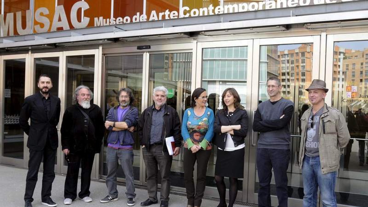 El exdirector del Musac Agustín Pérez Rubio con siete de los artistas de A Ua Crag cuando donaron su colección.