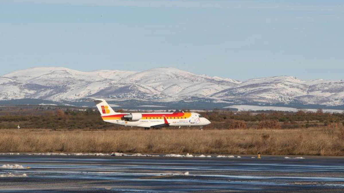 Un avión en la pista del Aeropuerto de León