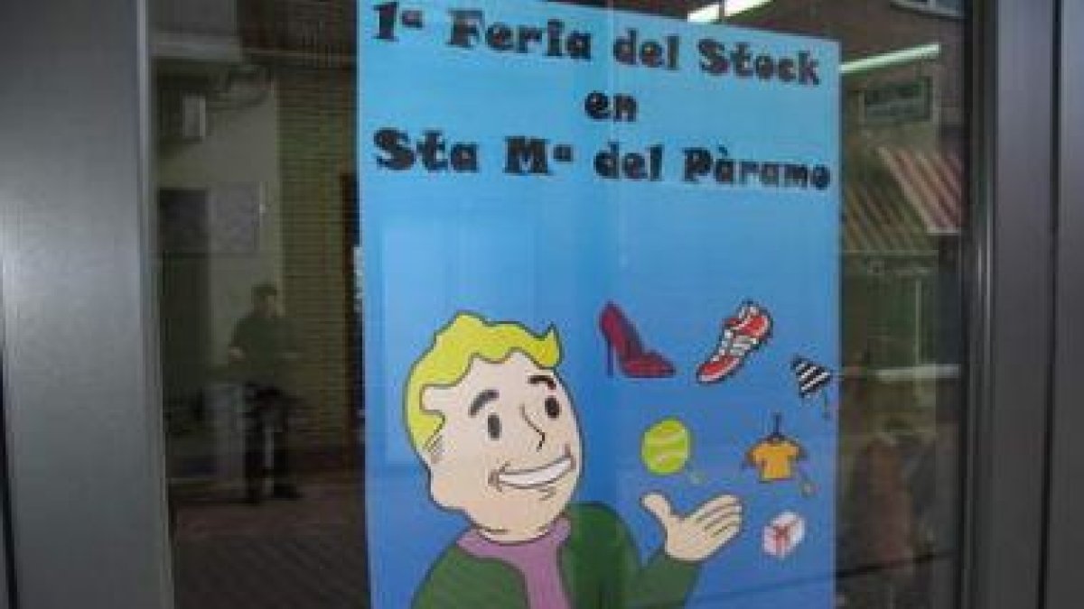 Uno de los carteles anunciadores de la Feria del Stock colocado en un escaparate