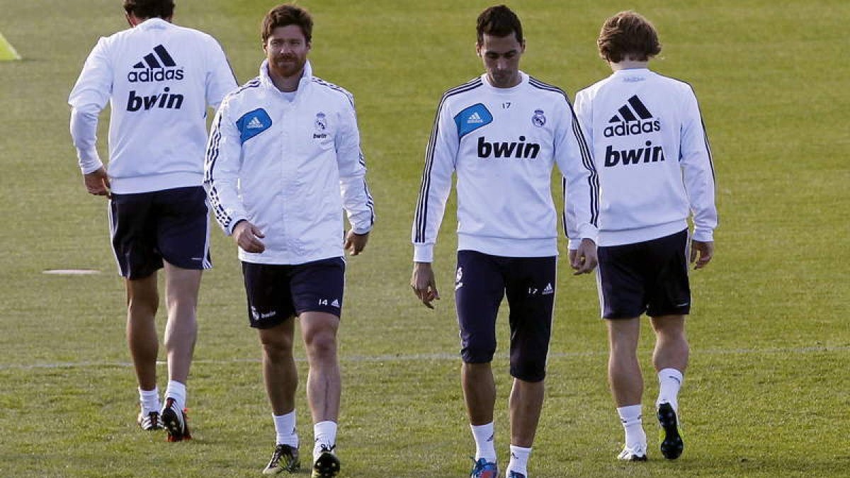 El centrocampista blanco, Xabi Alonso, y el defensa Arbeloa en el entrenamiento de ayer.