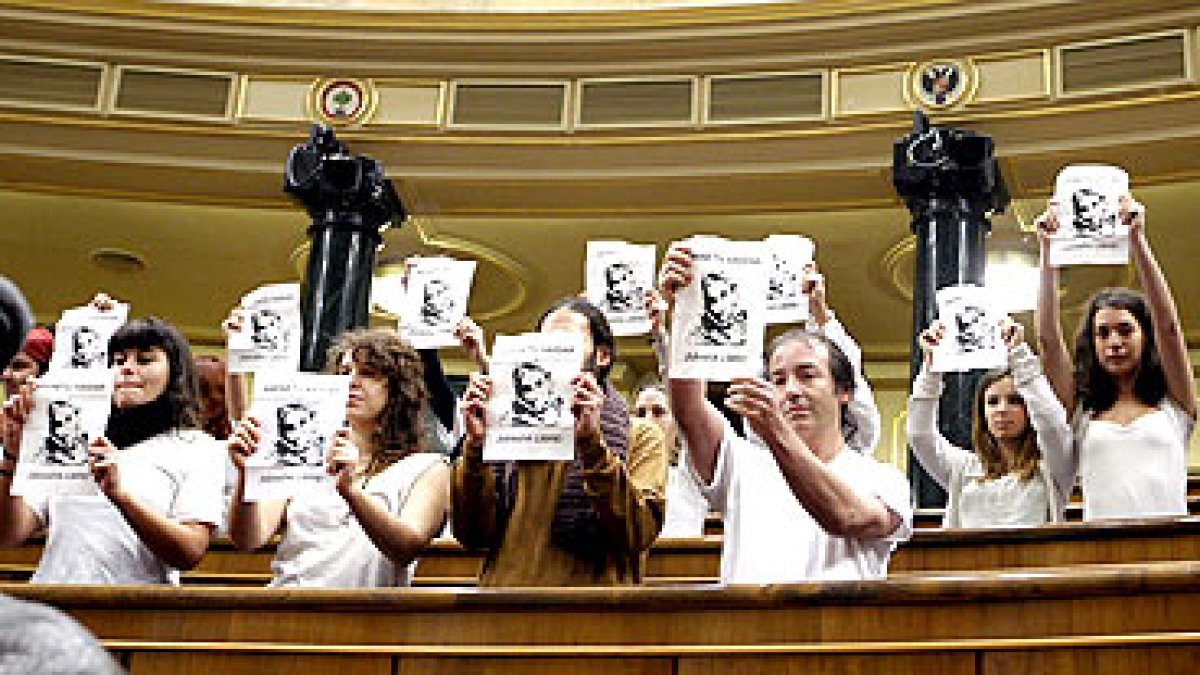 Varias personas con los carteles en apoyo a Haidar en el Congreso de los Diputados, hoy.