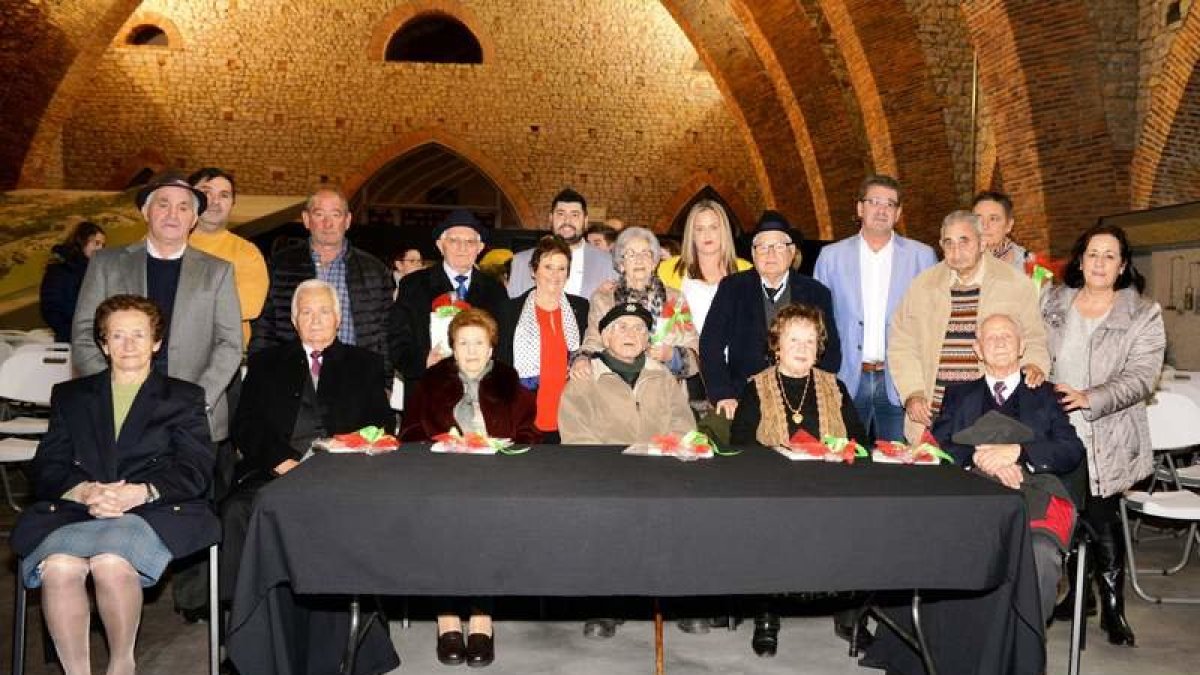 Foto de familia de los trece homenajeados por el Consistorio de la localidad.