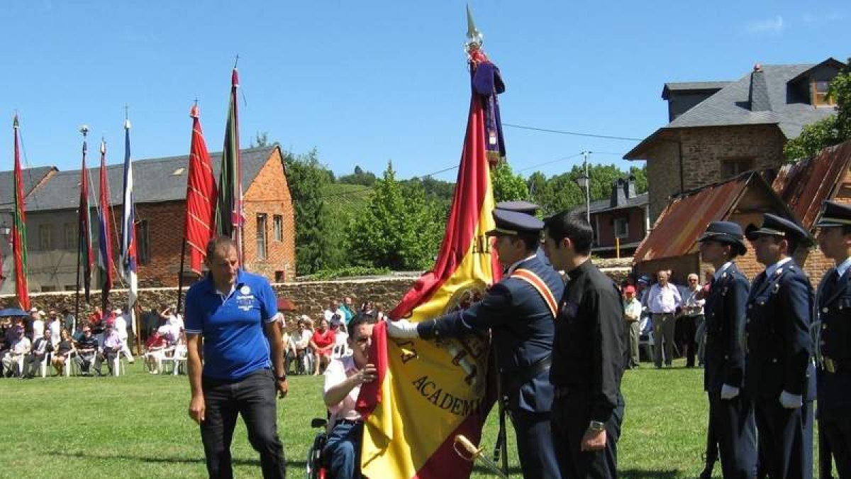 Un momento de la primera jura de bandera en el Bierzo.
