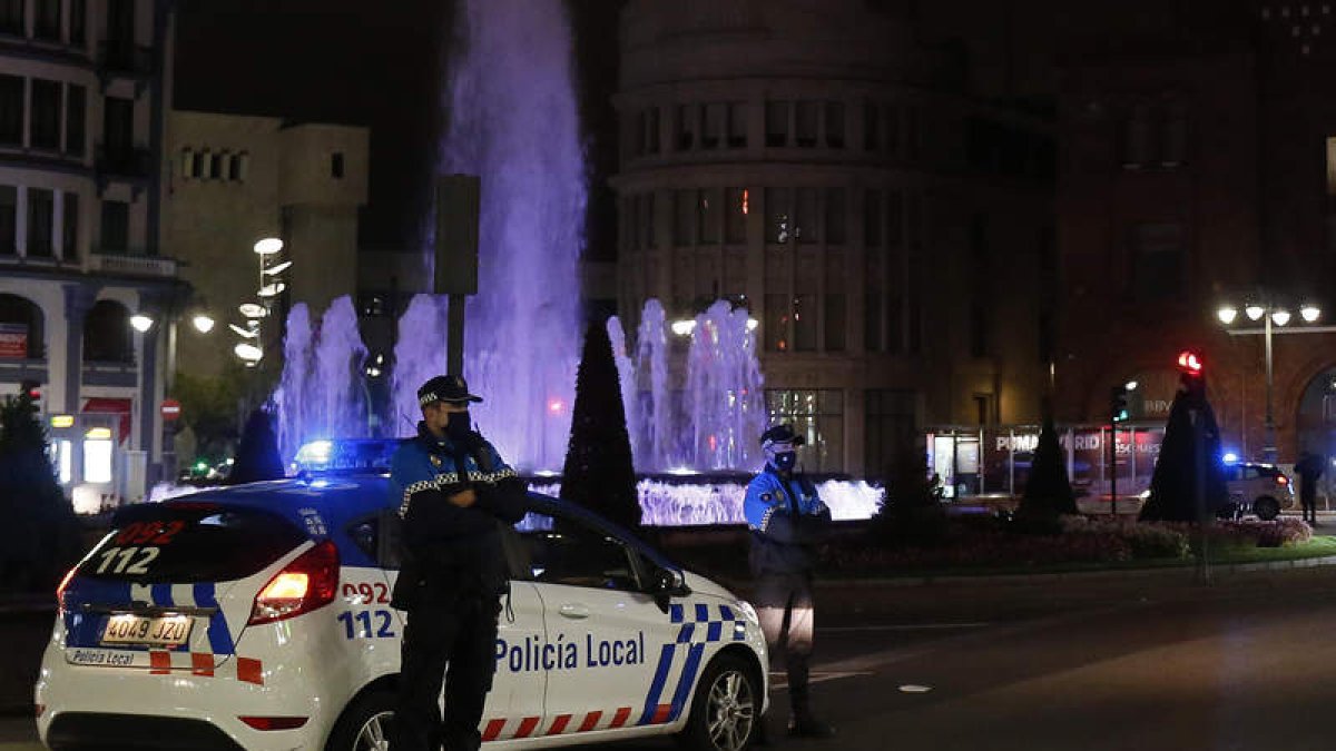 Agentes de la policía local de León en el centro de la ciudad. FERNANDO OTERO