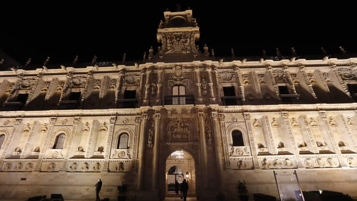 La fachada plateresca del Hostal de San Marcos en una noche de invierno, tras su reinauguración. JESÚS F. SALVADORES