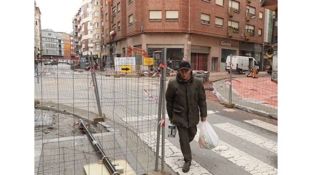 Imagen de ayer de las obras en Camino de Santiago. L. DE LA MATA