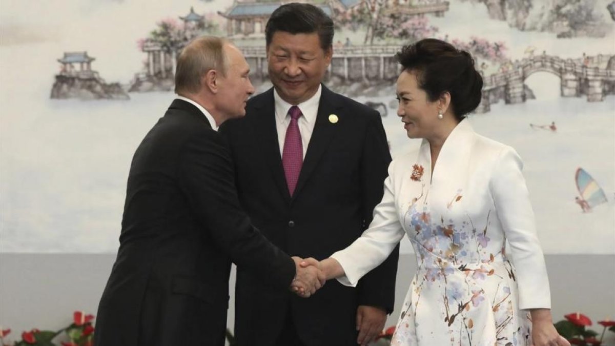 Xi Jinping (centro) y su esposa, Peng Liyuan, dan la bienvenida al presidente ruso, Vladímir Putin, en Xiamen, el 4 de septiembre