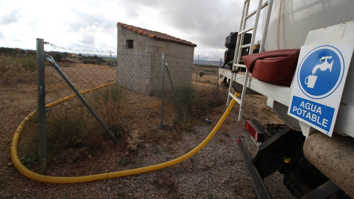 Un camión cisterna reparte 350.000 litros de agua en Santa Catalina de Somoza. RAMIRO