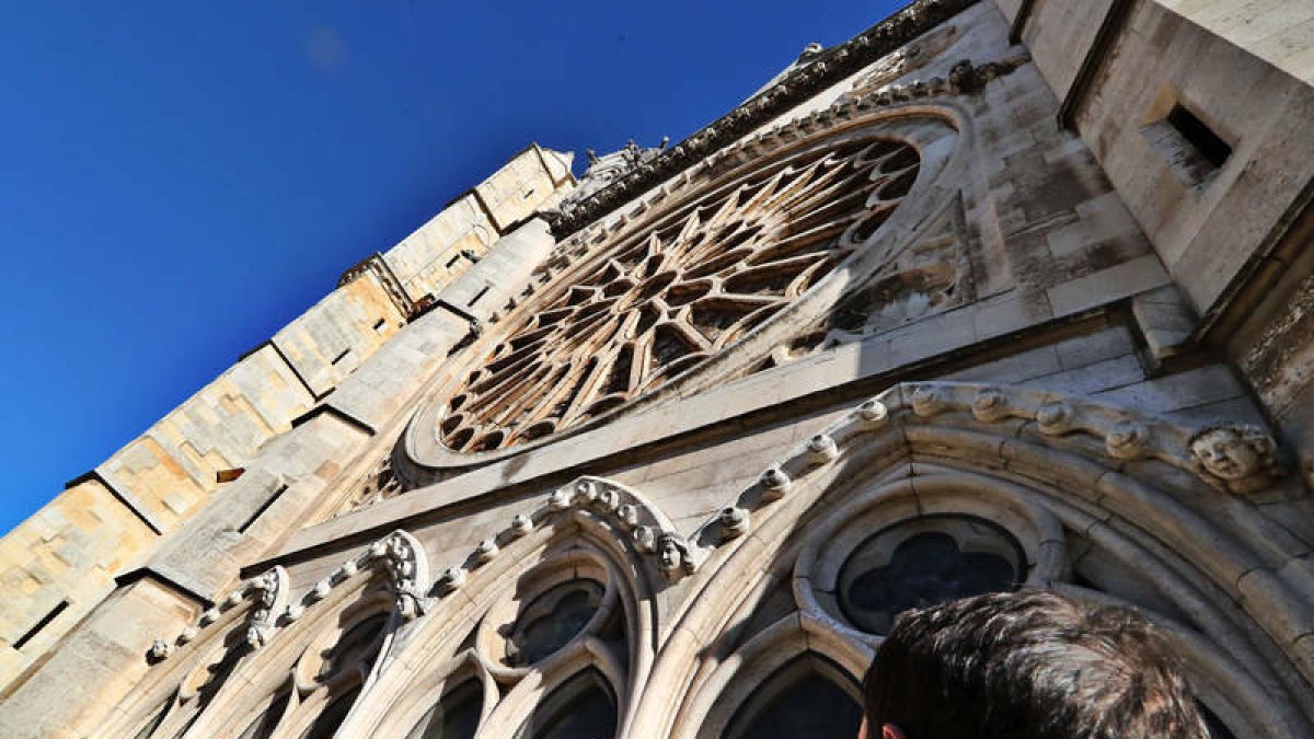 Imagen de archivo del rosetón de la fachada principal de la Catedral de León, actualmente en restauración, que volverá a colocarse a finales de año. RAMIRO