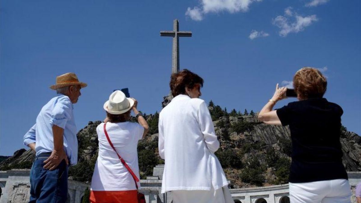 Un grupo de visitantes de Carbonero el Mayor (Segovia) en la explanada del Valle de los Caídos el pasado martes 21.