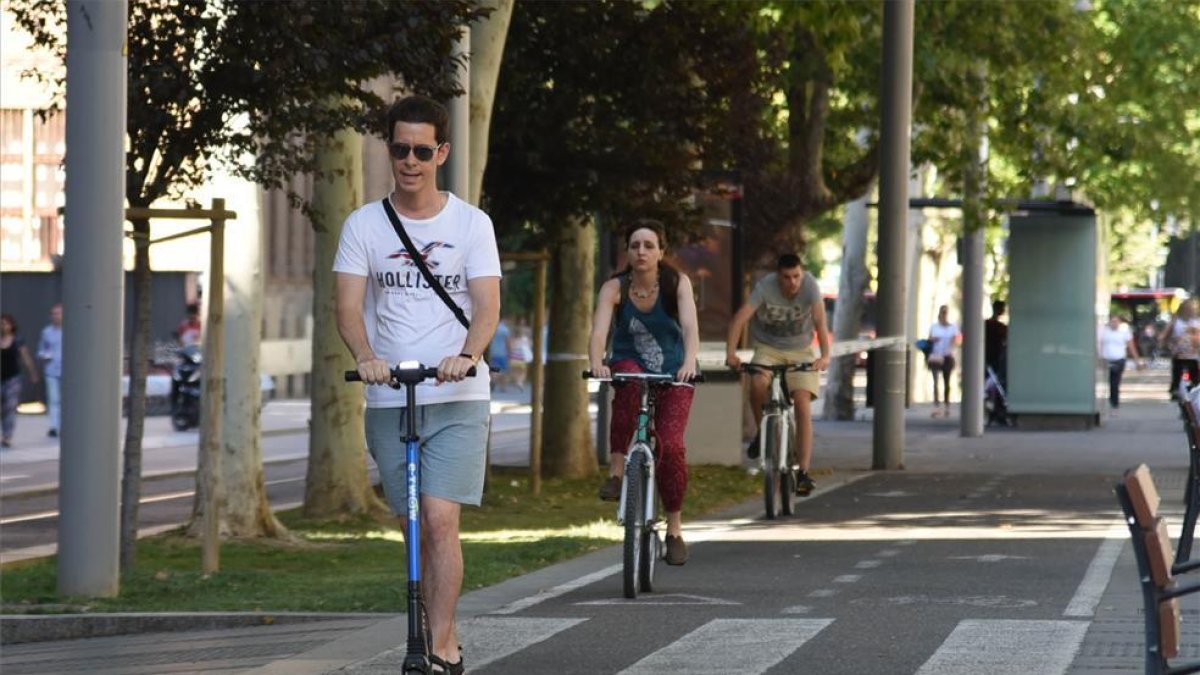 Joven transita por Gran Vía montado en un patinete