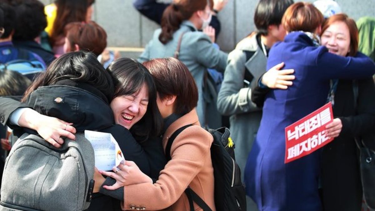 Manifestantes a favor del aborto celebran la decision este jueves del Tribunal Constitucional en Seúl.