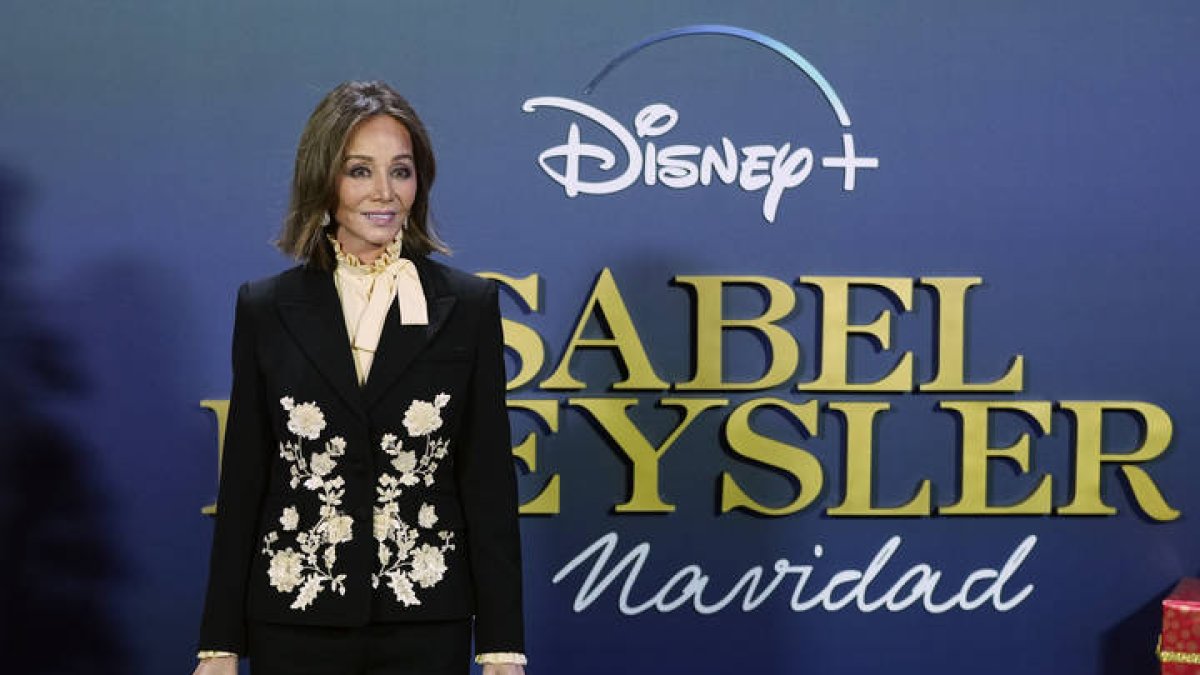 La socialité Isabel Preysler presenta, acompañada por Carlos Latre, el programa especial de Navidad que estrena el 5 de diciembre en Disney+. BORJA SÁNCHEZ-TRILLO