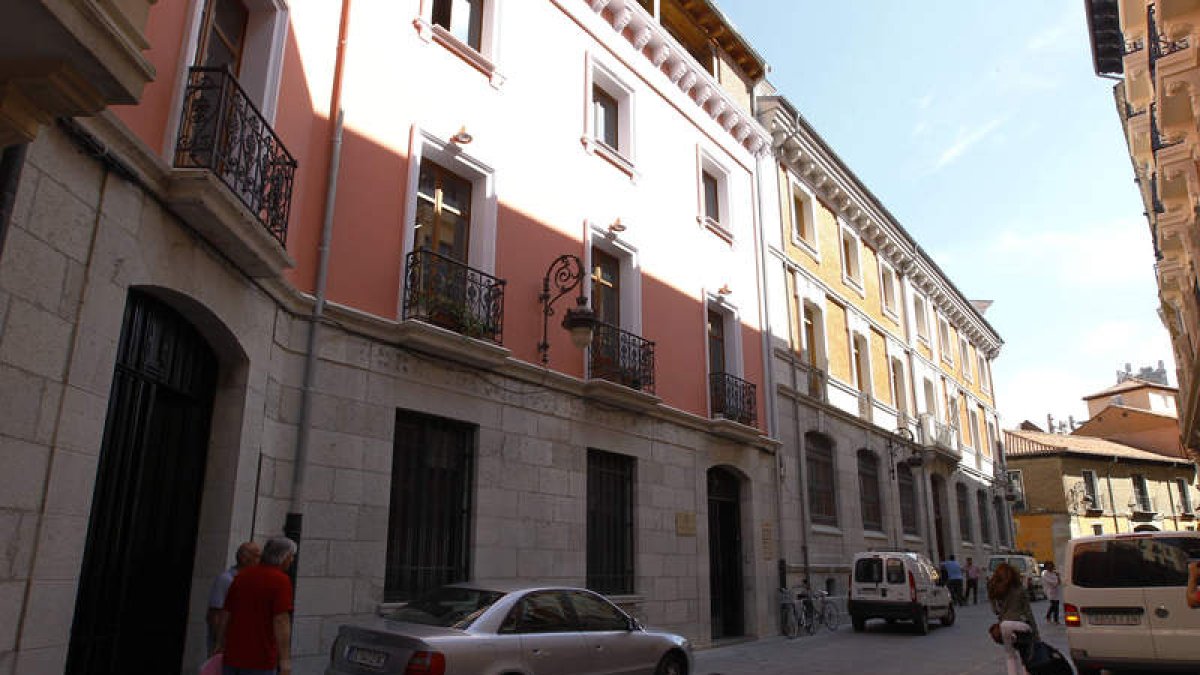 Edificio restaurado por el Obispado de León en la calle Sierra Pambley, que lleva desde hace poco el nombre del Padre Llorente.