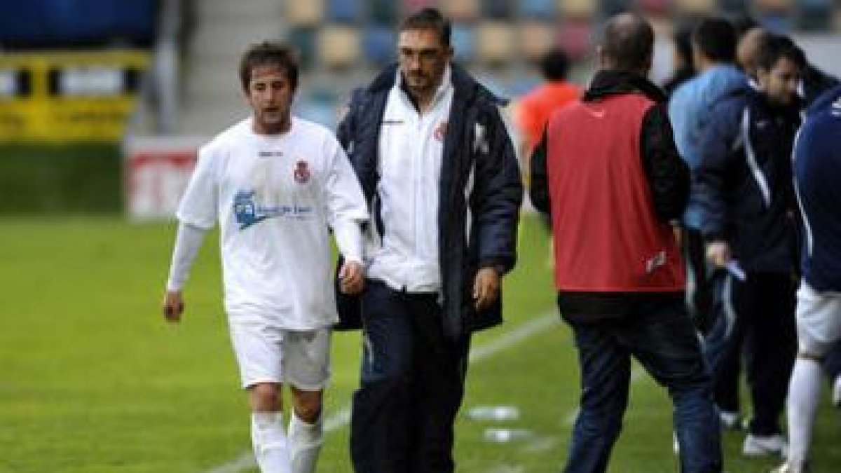 Quique de la Mota se retira del campo tras ser expulsado.