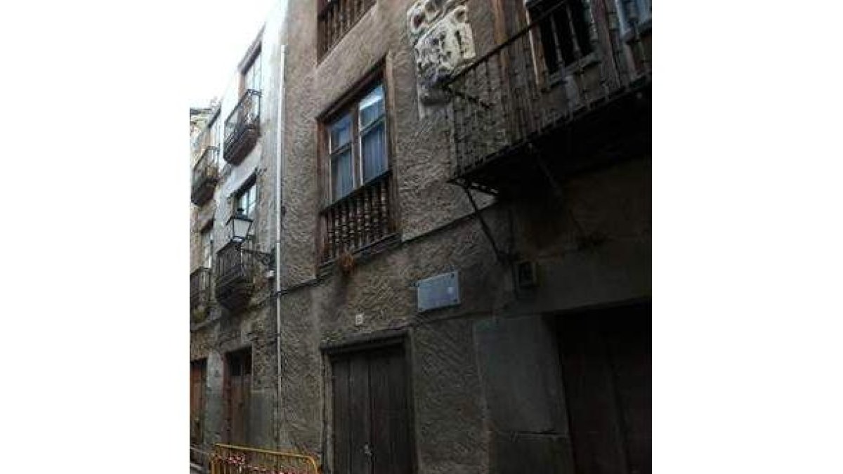 La casa del escritor (dcha.) junto a la vivienda municipal.