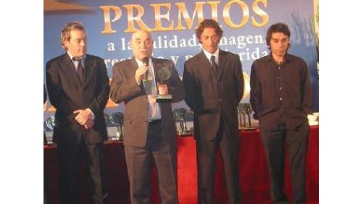 Manolo Quijano y sus tres hijos en los Legio de Oro 2002.
