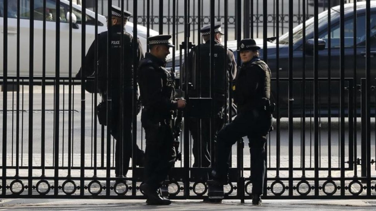 La policía londinense asegurando la puerta de Downing Street.