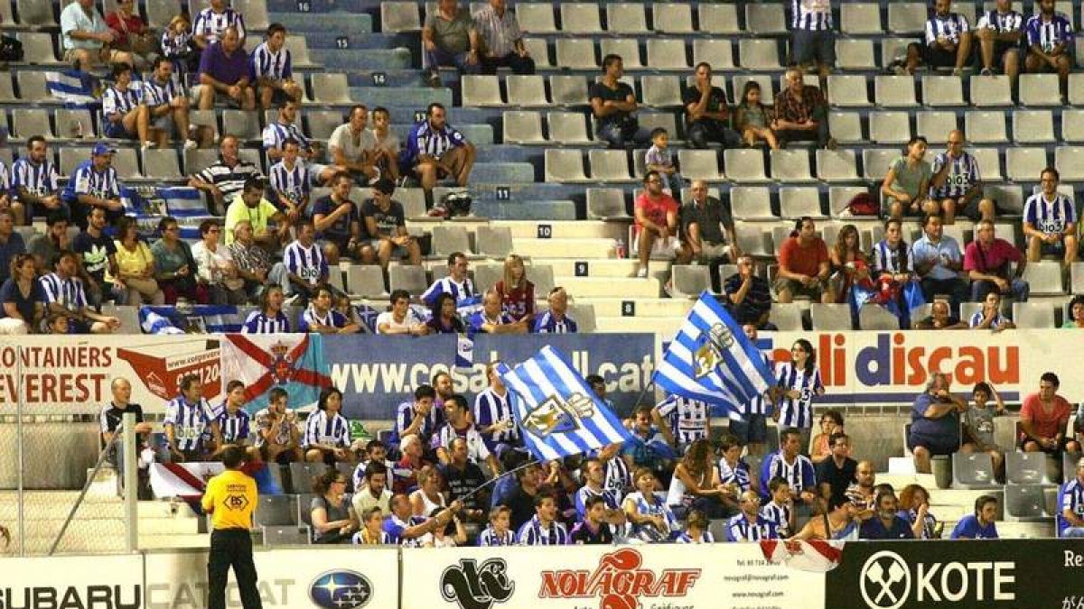 Aficionados de la Deportiva, la mayoría pertenecientes a Asobeccat, en un partido en Sabadell. DL