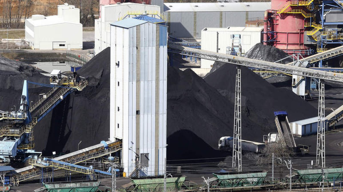 El carbón almacenado ayer en el parque de la central térmica de La Robla, de Gas Natural Fenosa