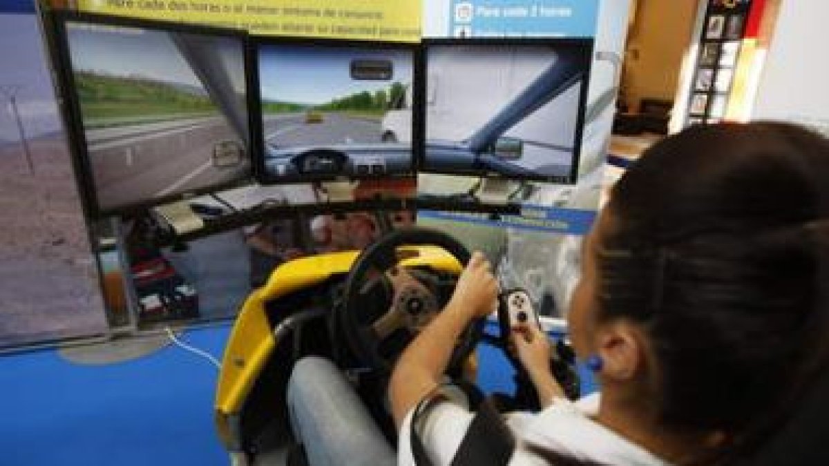Simulador de un vehículo, en la campaña de prevención de la fatiga del Race.