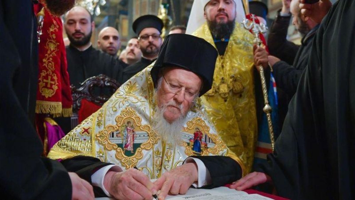 El patriarca Bartalomeo I firma el documento de escisión en la iglesia de San Jorge, en Estambul.