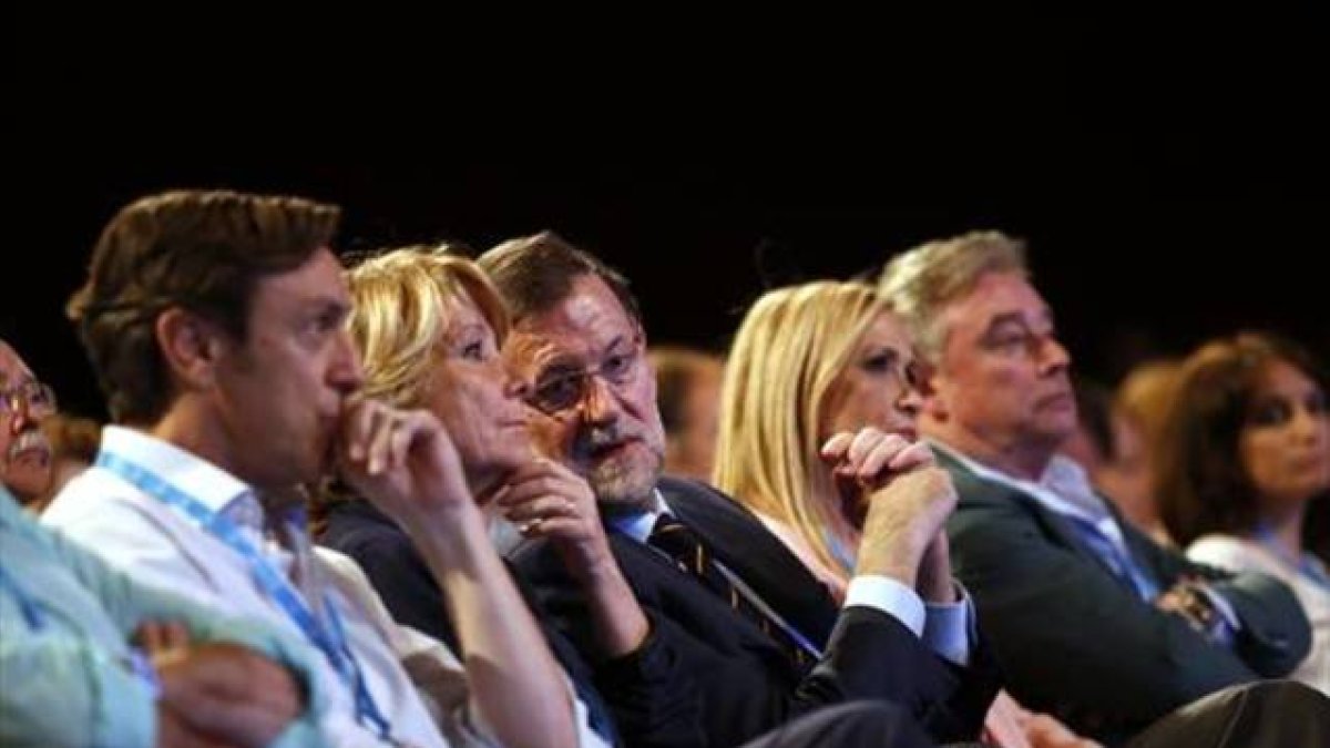 Mariano Rajoy, flanqueado por Esperanza Aguirre y Cristina Cifuentes, ayer durante la inauguración de la convención que los populares celebran en Madrid.