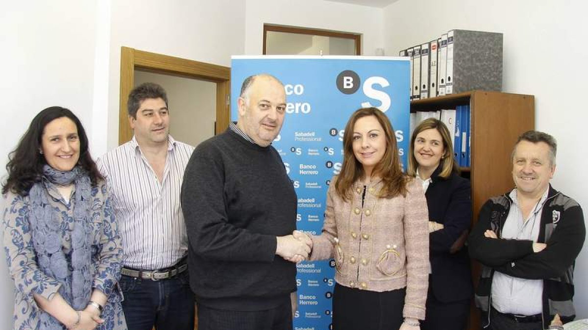 Carlos Rodríguez y Cristina Santos sellan el acuerdo.