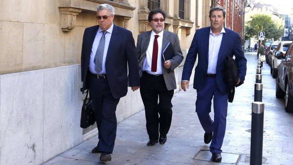 El abogado de las acusadas Montserrat y Triana, José Ramón García (I) llega ayer a la Audiencia Provincial