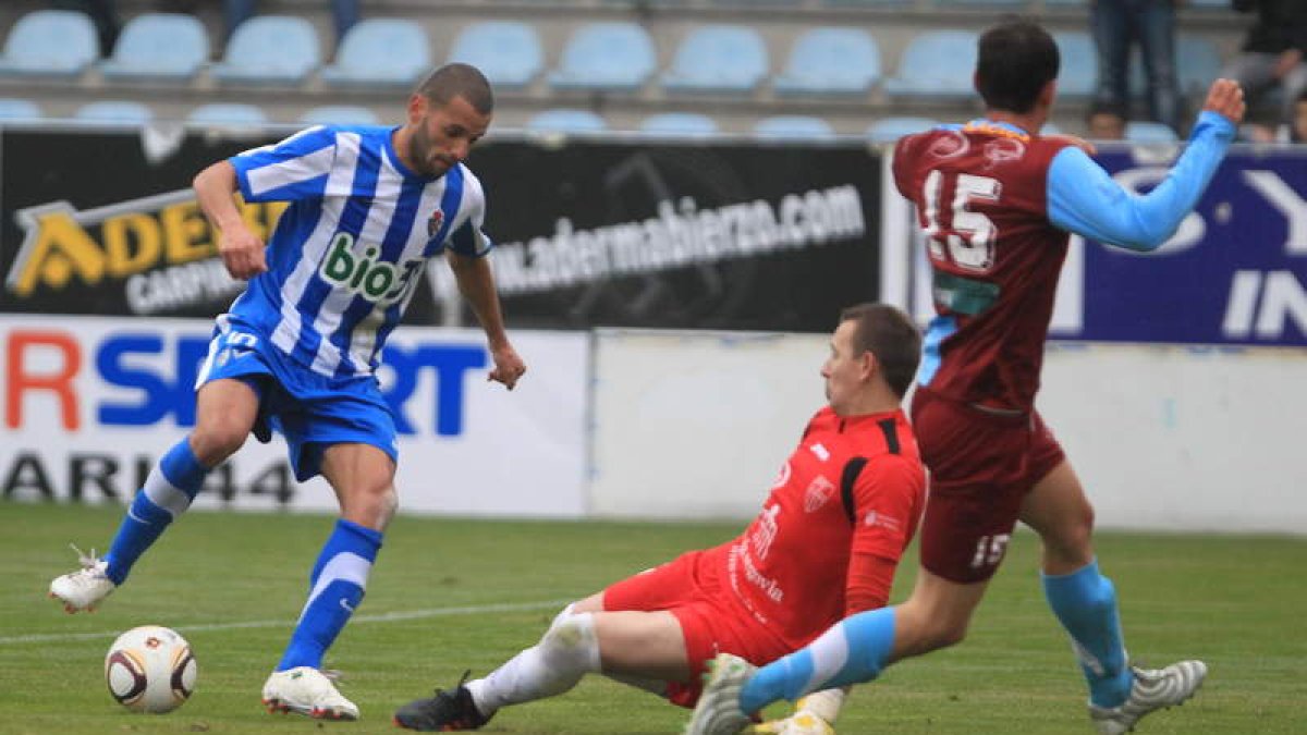 Yuri marca el tercer gol de la Ponferradina tras hacer tres recortes al portero David Durán y a la defensa segoviana. De disparo cruzado hizo su décimo gol en la Liga.