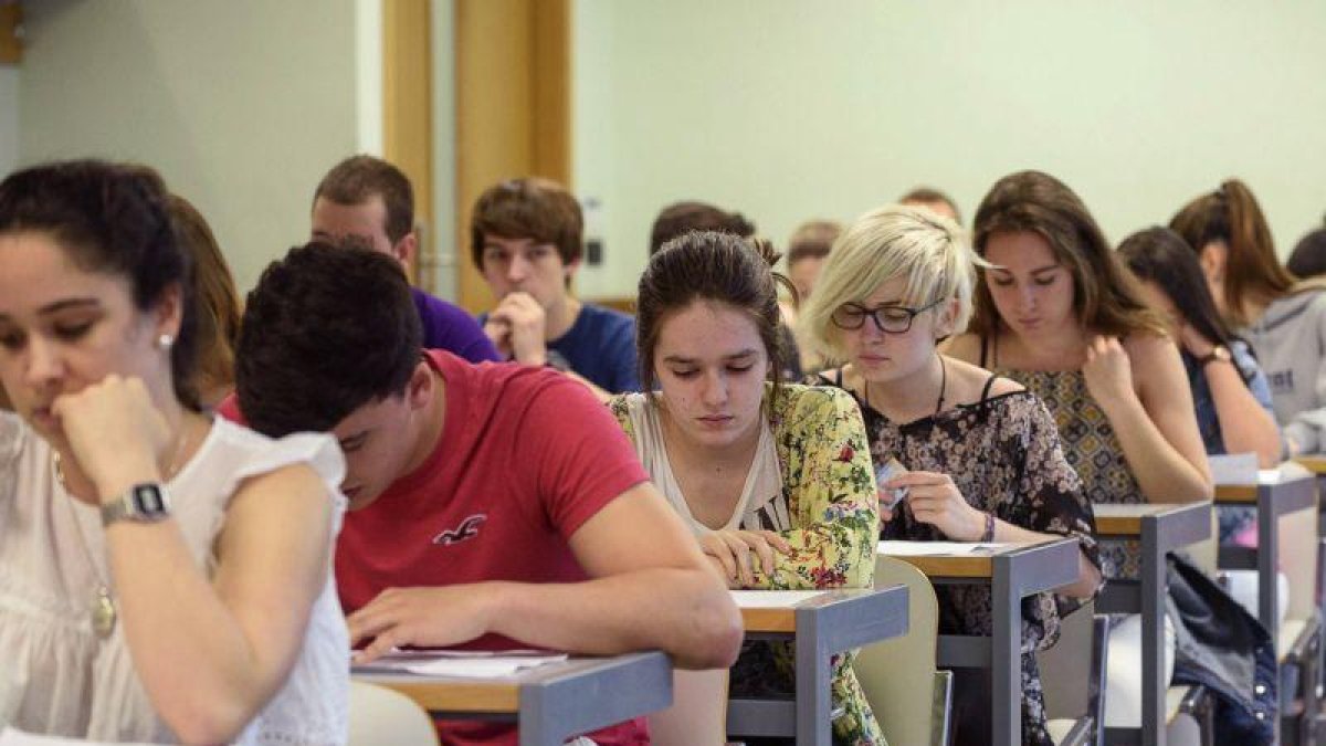 Varios estudiantes realizan uno de los exámenes de la prueba de Selectividad, en la Escuela de Ingenieros de Bilbao, en el 2016.
